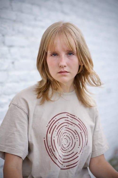 Janaïna Halloy Fokan as Ariane in Young Mothers