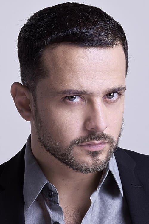 Gustavo Egelhaaf as Leo in 4 Moons