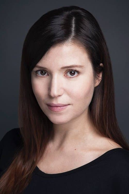 Selma Ergeç as Zeynep in Summer House