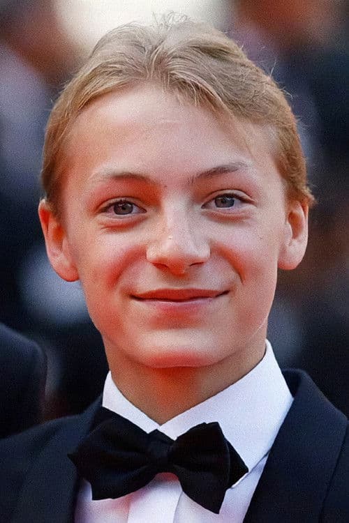 Eden Dambrine as Léo in Close