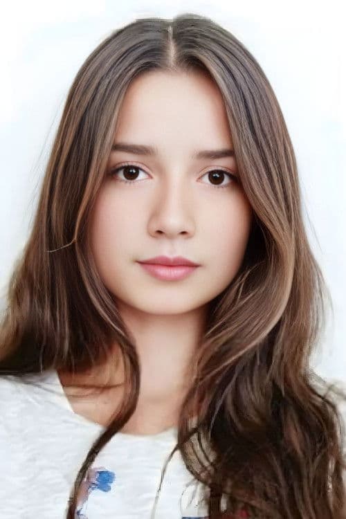 Elit İşcan as Ece in Mustang