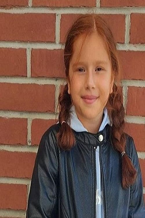 Gülizar Nisa Uray as Özlem in My Father's Violin