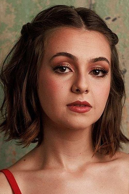 Klara Castanho as Têanira (Tetê) in Confessions of an Invisible Girl