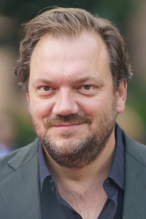 Charly Hübner as Robert Lebeck in 3 Days in Quiberon