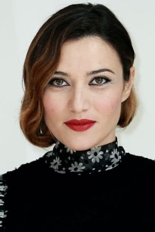 Anna Foglietta as Carlotta in Perfect Strangers