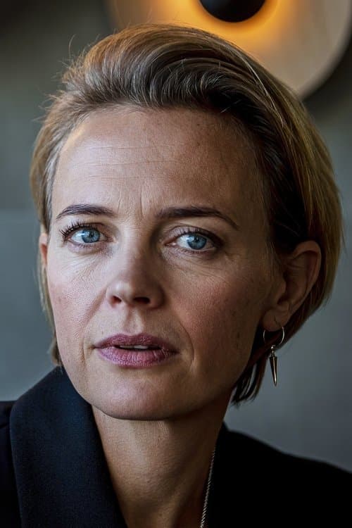Josephine Bornebusch as Stella in Let Go
