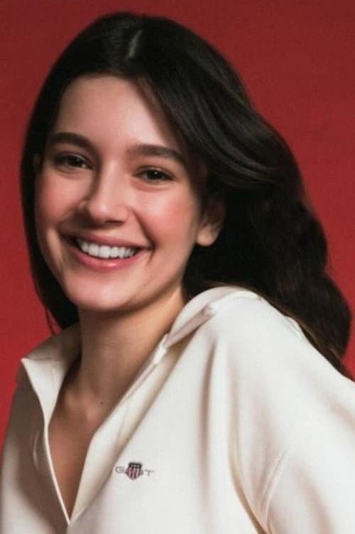 Mina Demirtaş as Selin in Summer House