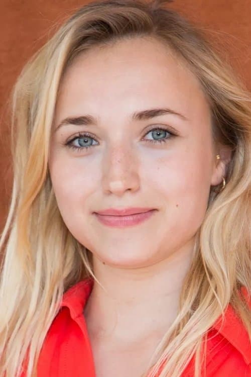 Chloé Jouannet as Lisa in Street Flow