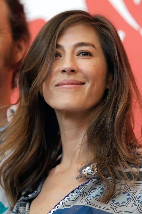 Natalia López as Esther in Our Time