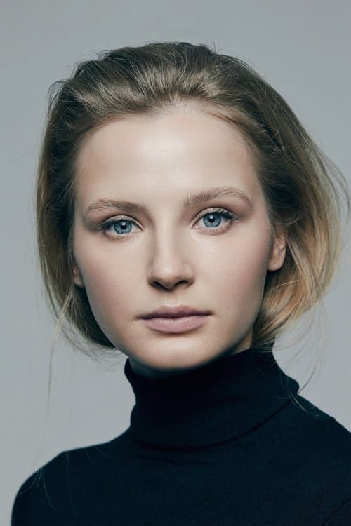 Sofia Lebedeva as Sasha in Tetris