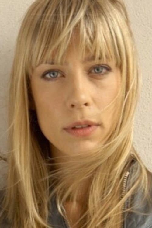 Marisa Leonie Bach as Claudia in Berlin Falling