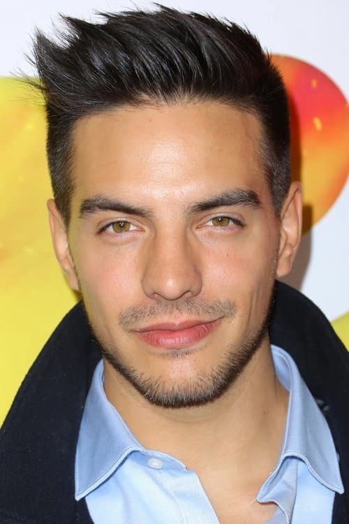 Vadhir Derbez as Juanpa in Veinteañera, divorciada y fantástica