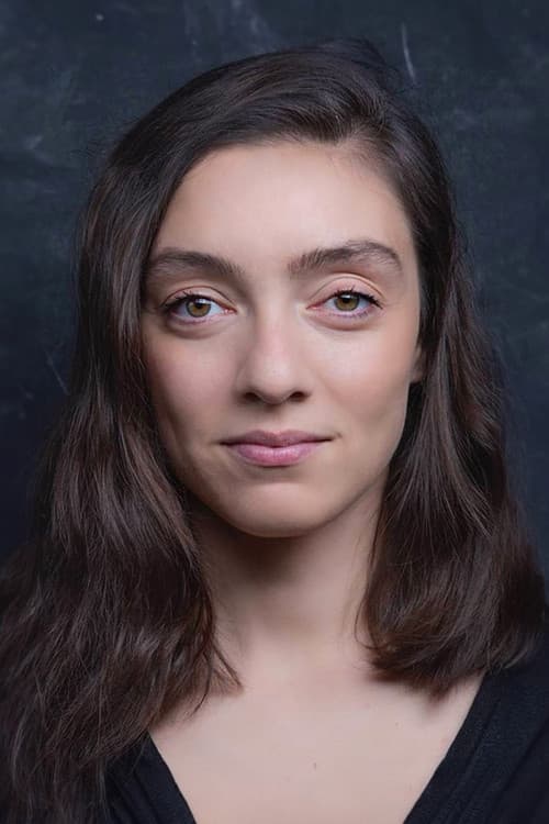 Merve Dizdar as Nuray in About Dry Grasses