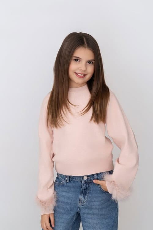 Noah Casas as Alejandra in The Photographer