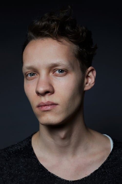 Felix Kammerer as Paul Bรคumer in All Quiet on the Western Front