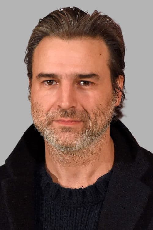 Alberto San Juan as Pako in Airbag