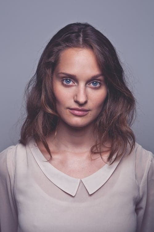 Alma Hasun as Elfriede in The Tasters