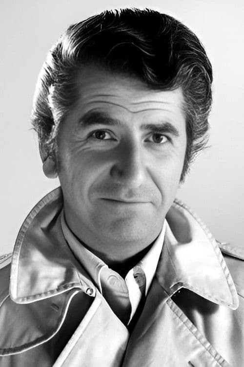 Daniel GΓ©lin as Simon Scolari in Mister Frost