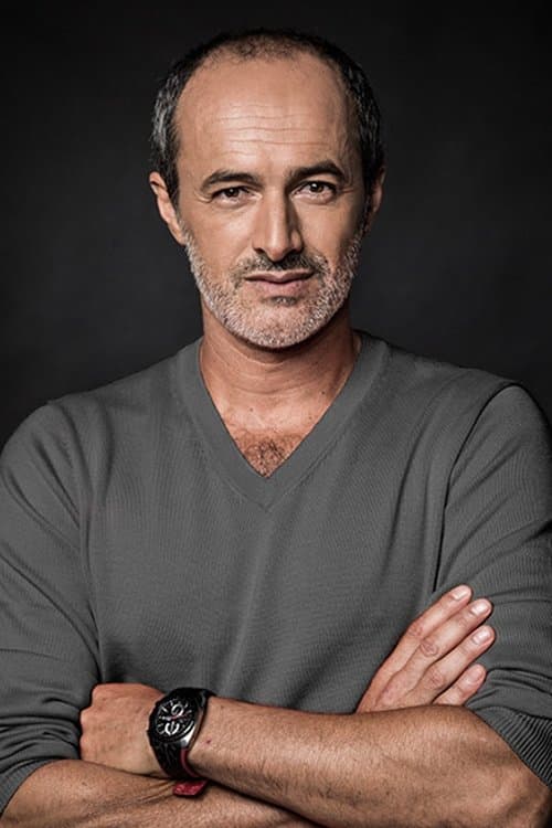 Carlos Alcántara as Néstor in Dedicated to my ex