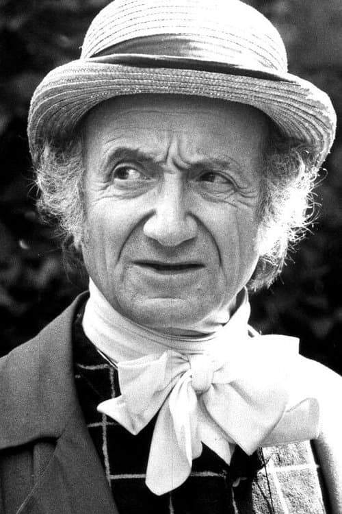 Olivier Hussenot as Tranche-Montagne in Fan-Fan the Tulip