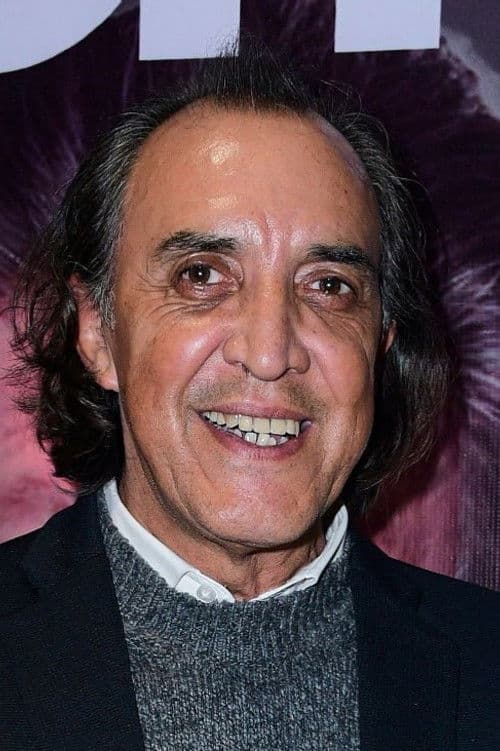 Luis Felipe Tovar as La Rata Hernรกndez in Chilangolandia