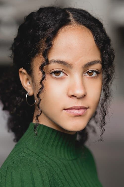 Lou Llobell as Maddie in Passenger