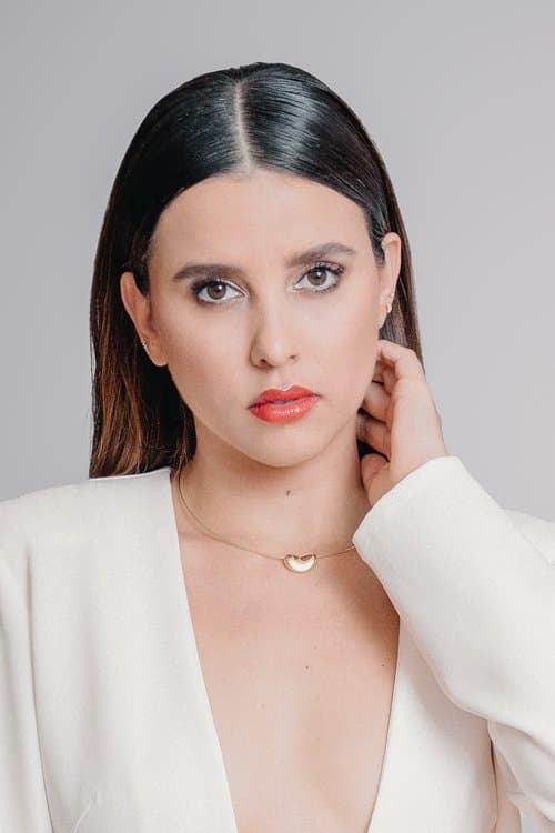 Paulina Goto as Regina in Veinteañera, divorciada y fantástica